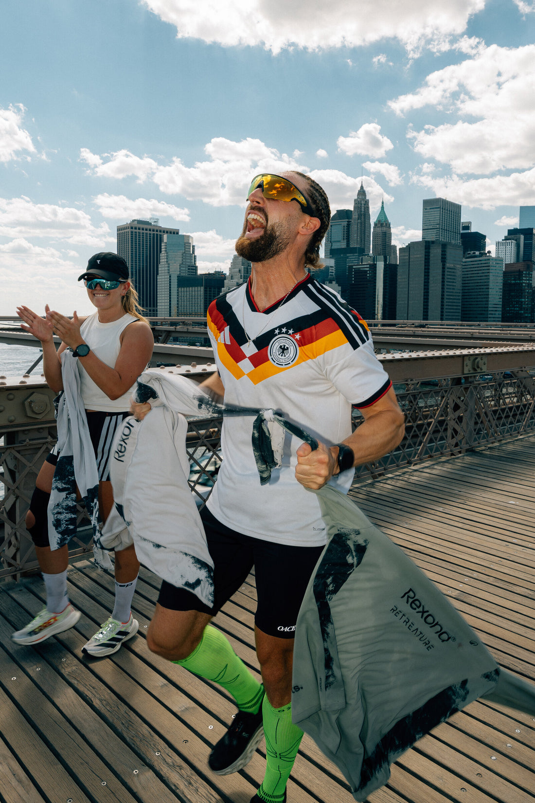 Dominik Stroh, Gründer von RETREATURE, beim Laufen auf der Brooklyn Bridge in New York